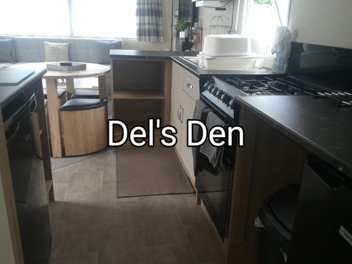 Del'S Den Lakeside Weeley Bridge Exterior photo