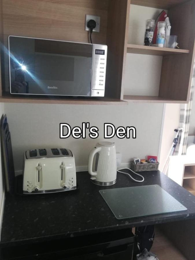 Del'S Den Lakeside Weeley Bridge Exterior photo