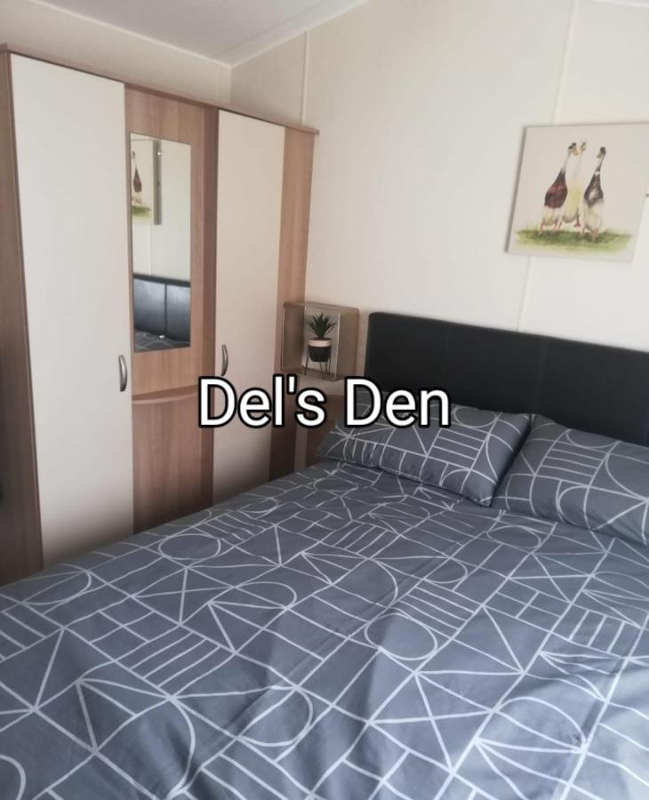 Del'S Den Lakeside Weeley Bridge Exterior photo