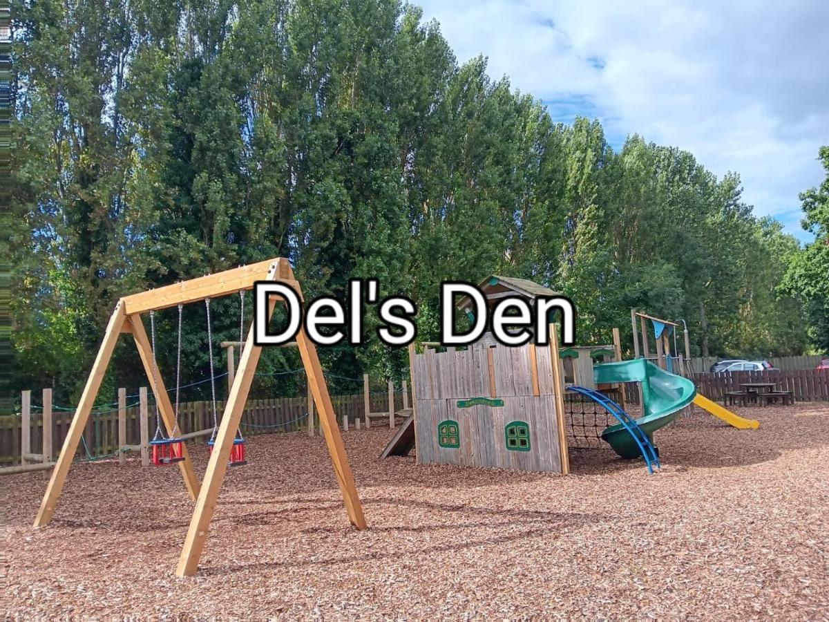 Del'S Den Lakeside Weeley Bridge Exterior photo
